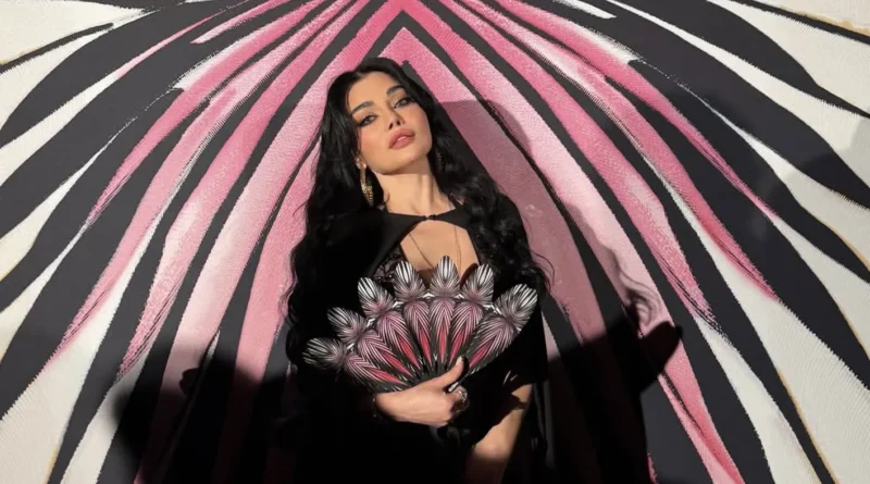 هيفاء وهبي تخطف الأنظار بفستان أسود جريء من روبرتو كافالي (صور وفيديو)