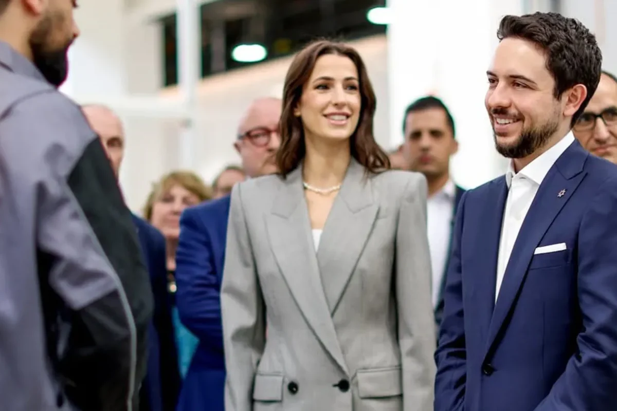 الأميرة رجوة تلفت الأنظار في ألمانيا ببدلة رسمية ذكّرتنا بأسلوب الملكة رانيا (صور وفيديو)