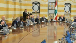 ما يحاول “حزب الله” التستّر عليه في تهديده للحكومة
                         , تململ دوائر شيعية من رعونة نعيم قاسم , 
                   جنوب لبنان في الصّفقة الأميركية – الإيرانية… وقف النّار وتثبيت إسرائيل للمنطقة العازلة؟