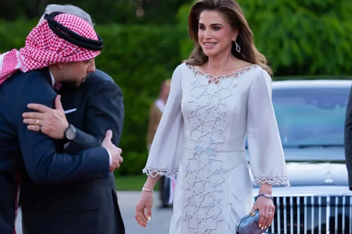 الملكة رانيا تكسر قواعد المناكير الملكية بصيحة الأصفر الزبادي في عيد الاستقلال (صور)