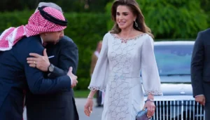الملكة رانيا تكسر قواعد المناكير الملكية بصيحة الأصفر الزبادي في عيد الاستقلال (صور)