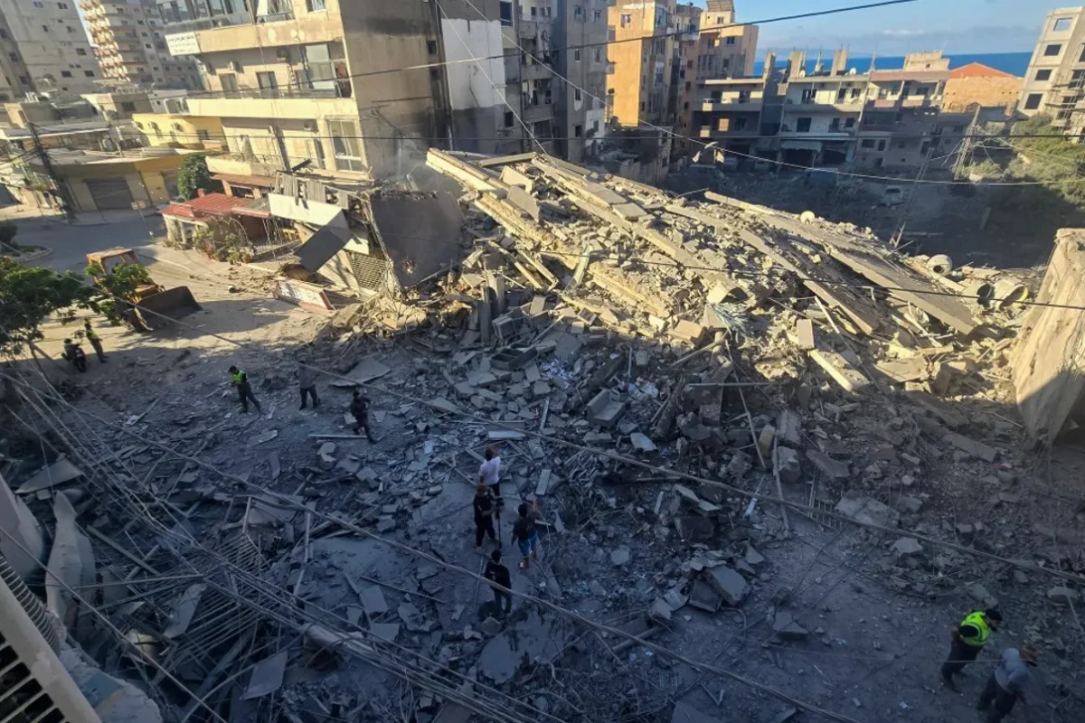 إسرائيل تكثّف ضرباتها جنوب لبنان… غارات وقصف مدفعي وإنذارات متتالية
                         , 
                   إنضاج التفاهم الأميركي الإيراني يفرغ الجنوب اللبناني
                     , المفاوضات العسكرية اليوم في ظل التهاب ميداني تصاعدي