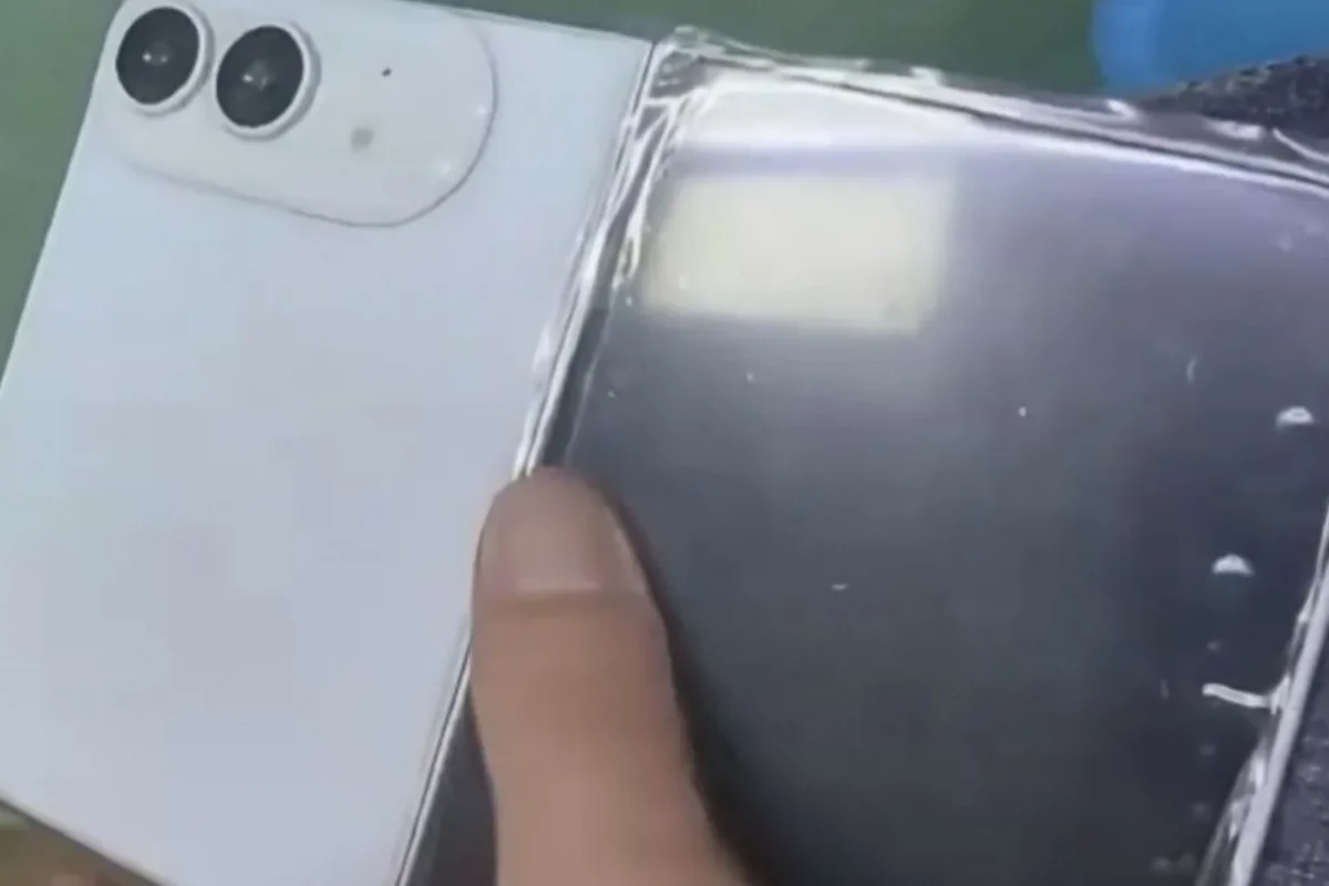 هاتف “أبل” القابل للطي يظهر في صورة مسربة.. وعودة ميزة الـ Touch ID إلى الواجهة
