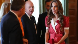 كيت ميدلتون تتألّق بفستان أحمر ملكي في مناسبة تحمل بُعداً إنسانياً مؤثّراً (صور وفيديو)