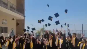 “هالفرحة فرحتنا”… مبادرة عفوية تحوّل ممرّات النزوح في ثانوية حسين مسعود إلى ساحة احتفاءٍ بالحياة