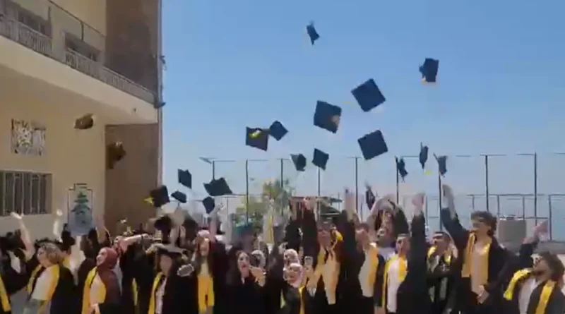 “هالفرحة فرحتنا”… مبادرة عفوية تحوّل ممرّات النزوح في ثانوية حسين مسعود إلى ساحة احتفاءٍ بالحياة