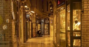 الذهب يهبط إلى أدنى مستوى له منذ أكثر من ستة شهور