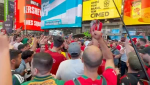 جمهور المغرب يشعل ساحة “تايمز سكوير” قبل مواجهة البرازيل في كأس العالم 2026 (فيديو)