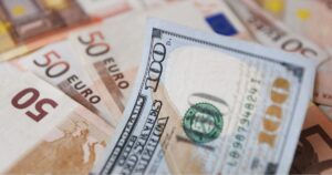 الدولار يتراجع لأدنى مستوى في 10 أيام بعد الاتفاق مع طهران