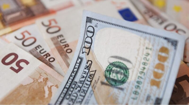 الدولار يتراجع لأدنى مستوى في 10 أيام بعد الاتفاق مع طهران