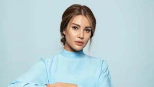 جنازة نجمة “شراب التّوت” إيجه إيرتم… لحظة مؤثّّرة لوالدتها (فيديو)