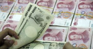 الدولار يتحسن ويدفع الين نحو أدنى مستوياته منذ 40 عاماً