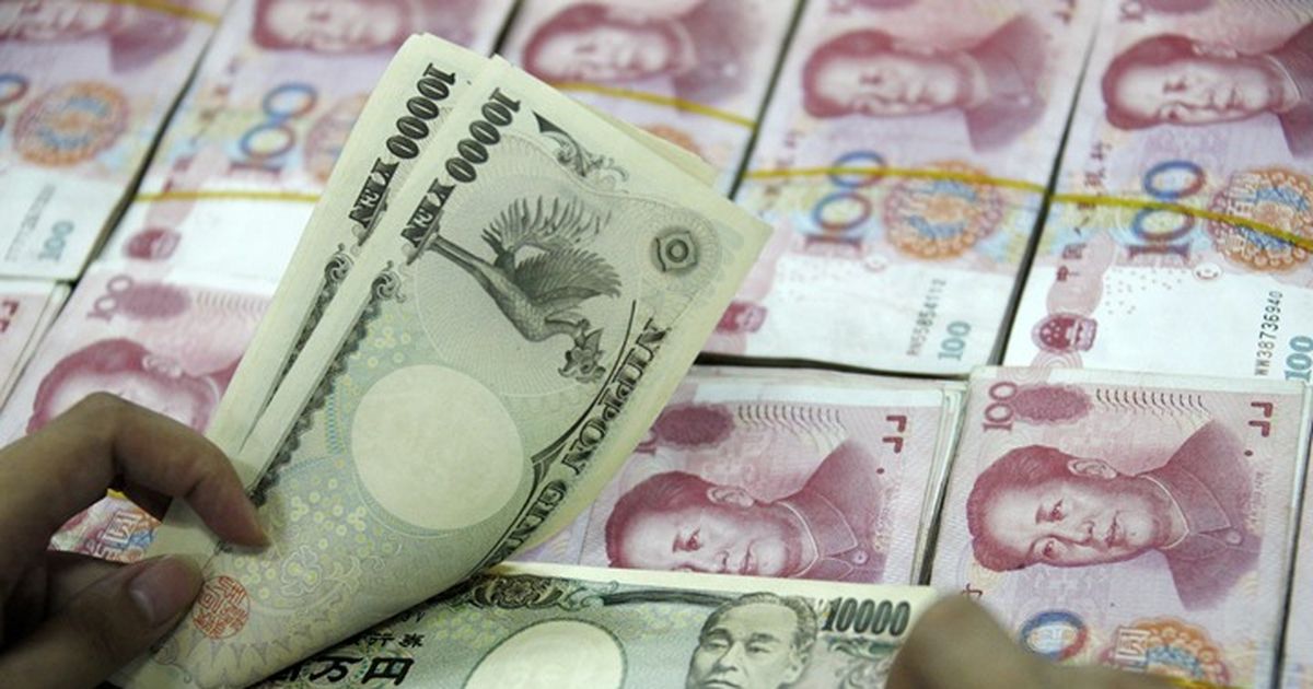 الدولار يتحسن ويدفع الين نحو أدنى مستوياته منذ 40 عاماً