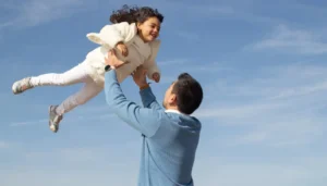 “الأب الحديث”… كيف تغيّرت صورته من جيل إلى جيل؟