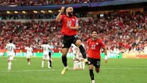 النجوم يحتفلون بفوز منتخب مصر التاريخي في كأس العالم (فيديو)