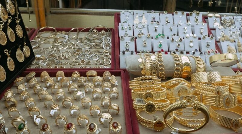 الذهب ينخفض قرب أدنى مستوى في 7 أشهر مع ارتفاع الدولار