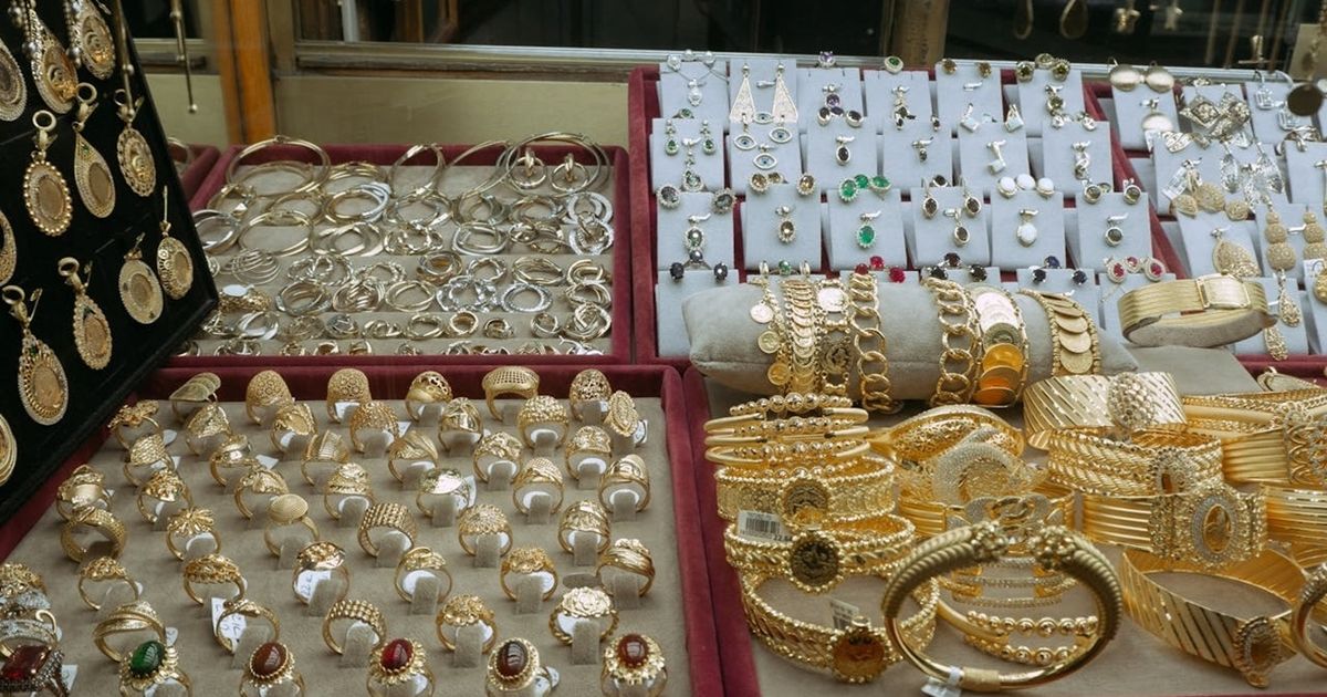 الذهب ينخفض قرب أدنى مستوى في 7 أشهر مع ارتفاع الدولار