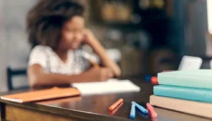 ما هو التعليم المنزلي (Homeschooling)؟ ولماذا يتوسّع عالمياً؟