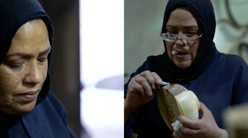 بعدما خطفه الموت… أمّ مصرية تهزم الحزن بمنشار الخشب (فيديو)