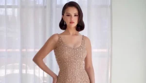 سيلينا غوميز في زفاف تايلور سويفت تتألّق بفستان ذهبي لافت (صور)