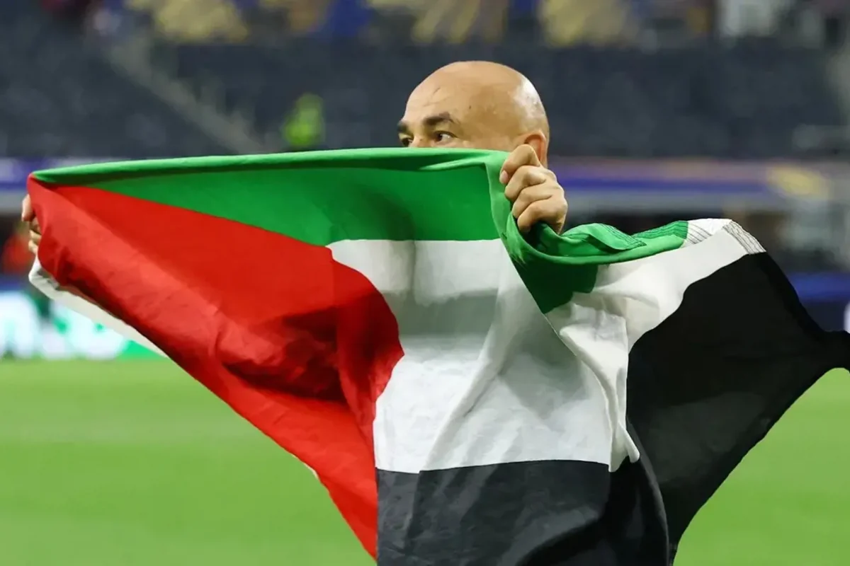 “فيفا” يحسم الجدل… هل يُعاقب حسام حسن بعد رفعه العلم الفلسطيني؟