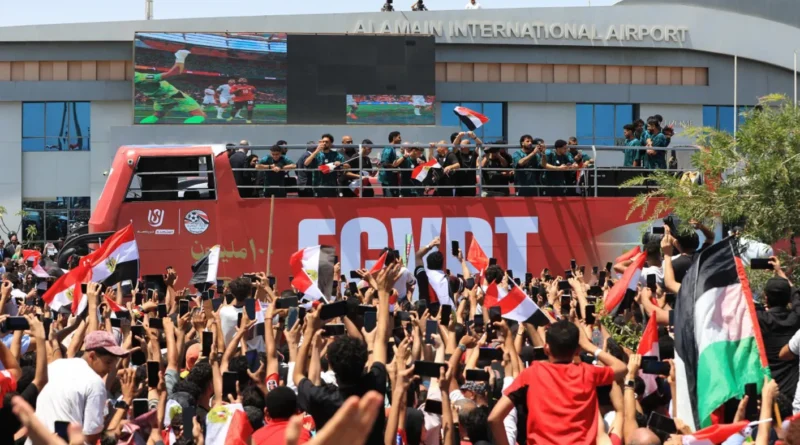 مصر تستقبل “الفراعنة” بالأهازيج بعد إنجازهم التاريخي في كأس العالم (فيديو)