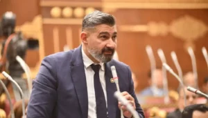 نهاية أزمة “الأداء العلني”… المنتج أحمد السبكي يعتذر من ياسر جلال