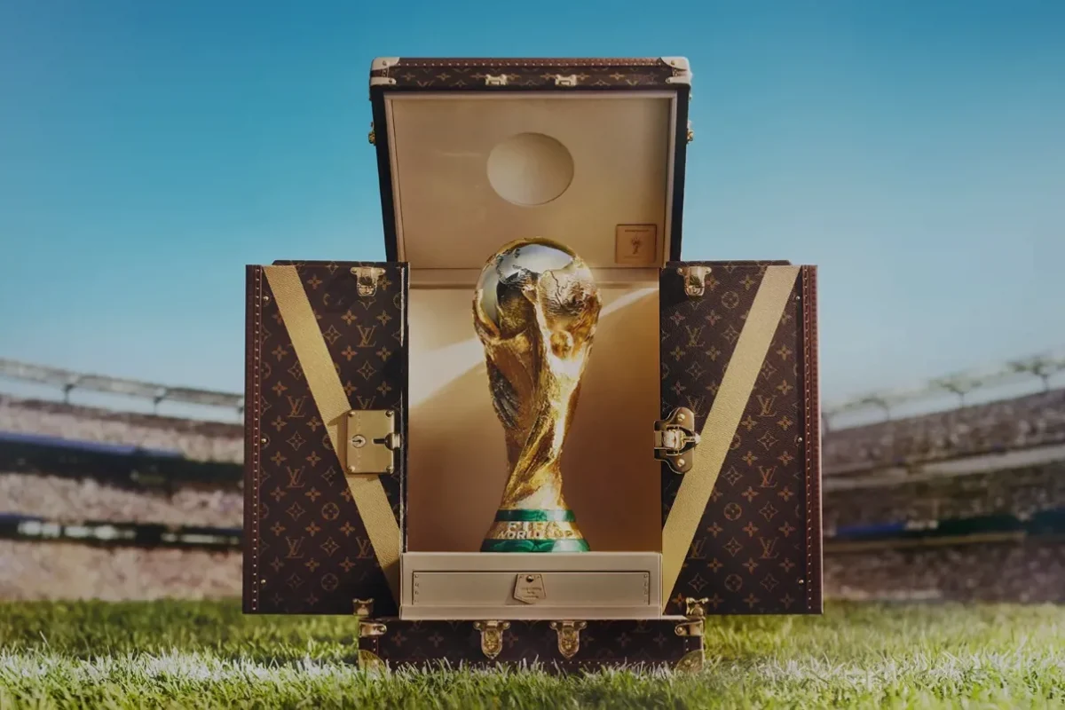 كأس العالم تصل ملعب النهائي بصندوق أيقوني من لويس فويتون