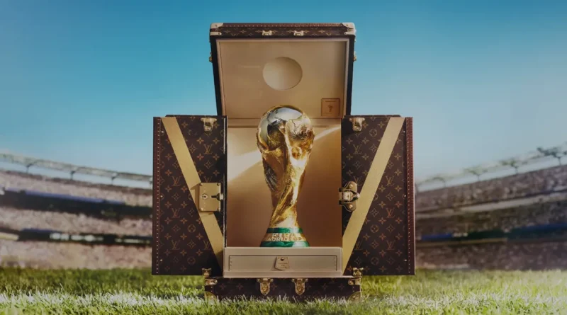 كأس العالم تصل ملعب النهائي بصندوق أيقوني من لويس فويتون