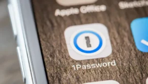 ميزة “1Password for Claude”: خطوة لتأمين بياناتك أم باب للهجمات؟