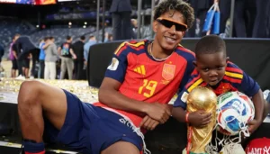 من هو كيني شقيق لامين يامال الذي خطف الأضواء في كأس العالم 2026؟