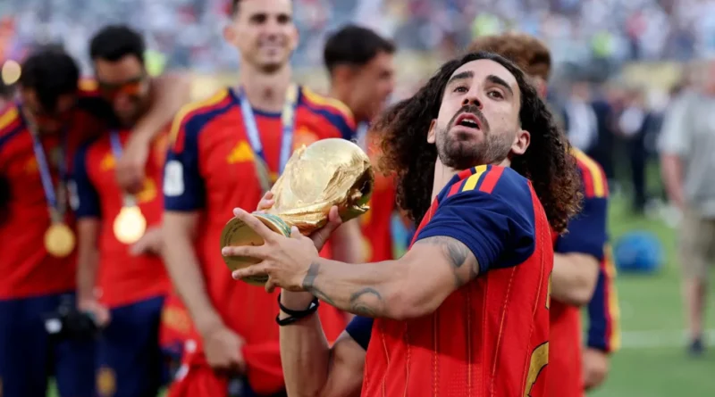 كوكوريلا يحمل كأس العالم في كيس تسوق ودي لا فوينتي يذكّره بوعد الوشم