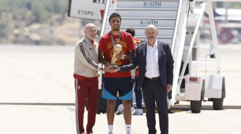 طائرة الأبطال تهبط في مدريد وإسبانيا تبدأ احتفالات كأس العالم 2026