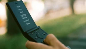هاتف Light Flip… جهاز قابل للطي بفلسفة “الهاتف البسيط”