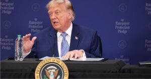 ترامب يفرض رسوما جديدة على 60 شريكا تجاريا بدعوى “العمل القسري”