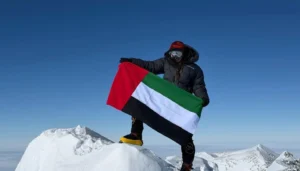فاطمة العوضي أول إماراتية تعتلي قمة جبل لينين