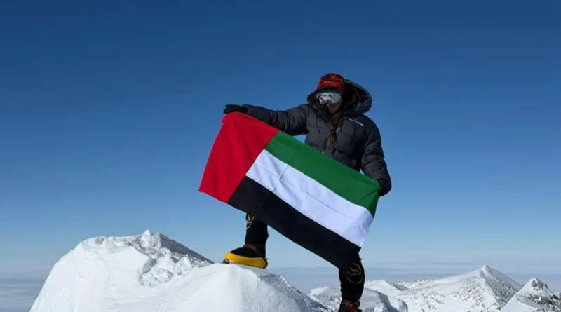 فاطمة العوضي أول إماراتية تعتلي قمة جبل لينين