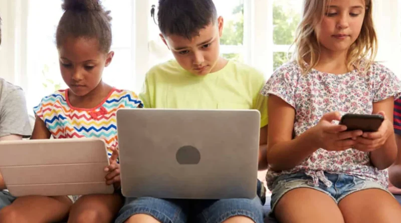 ليس كل استخدام مضراً: دراسة توضح العلاقة الحقيقيّة بين الأطفال والشّاشات!