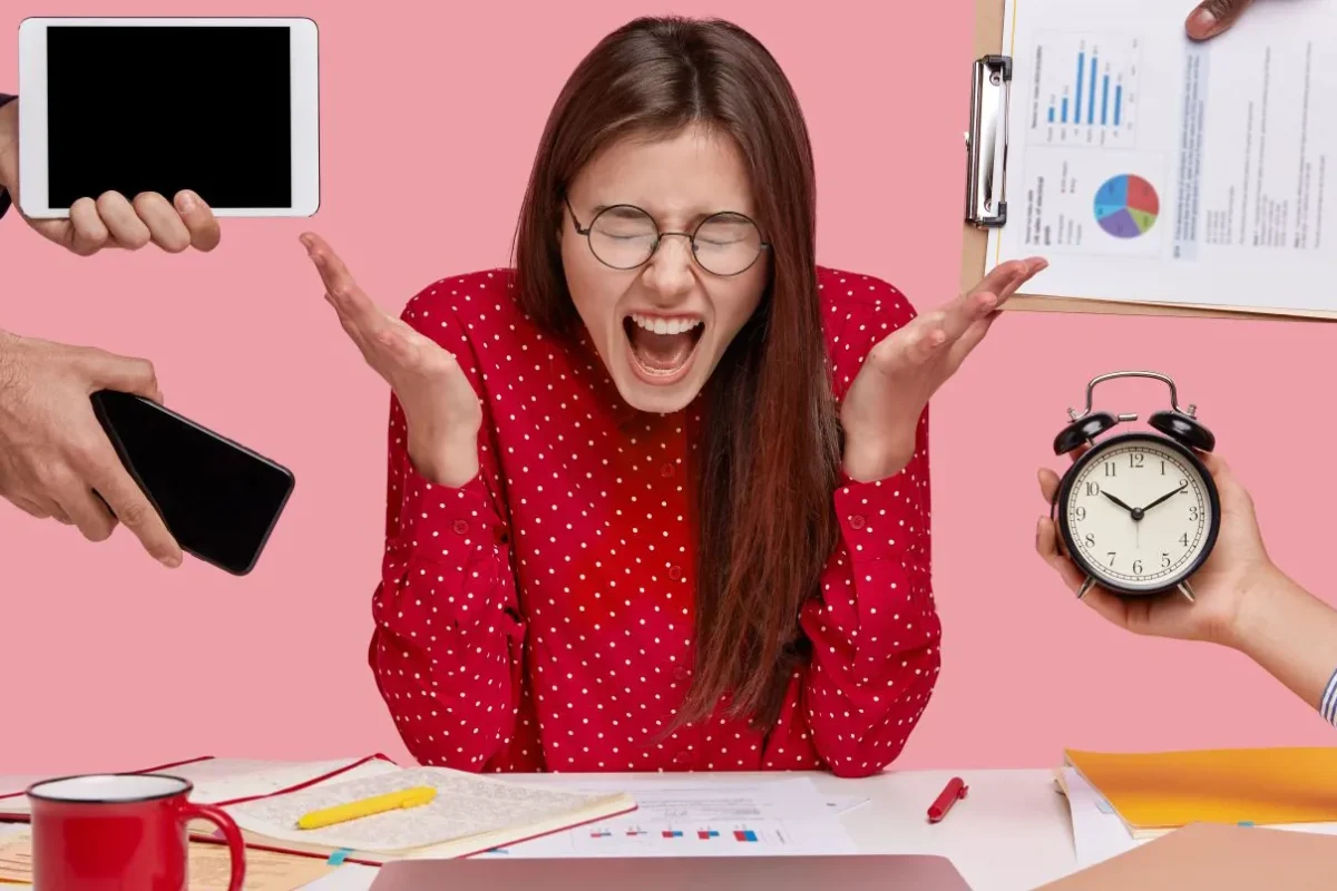 هل الـ Multitasking يزيد إنتاجيتك… أم يسرق تركيزك؟ (فيديو)