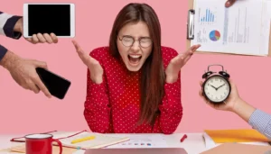 هل الـ Multitasking يزيد إنتاجيتك… أم يسرق تركيزك؟ (فيديو)