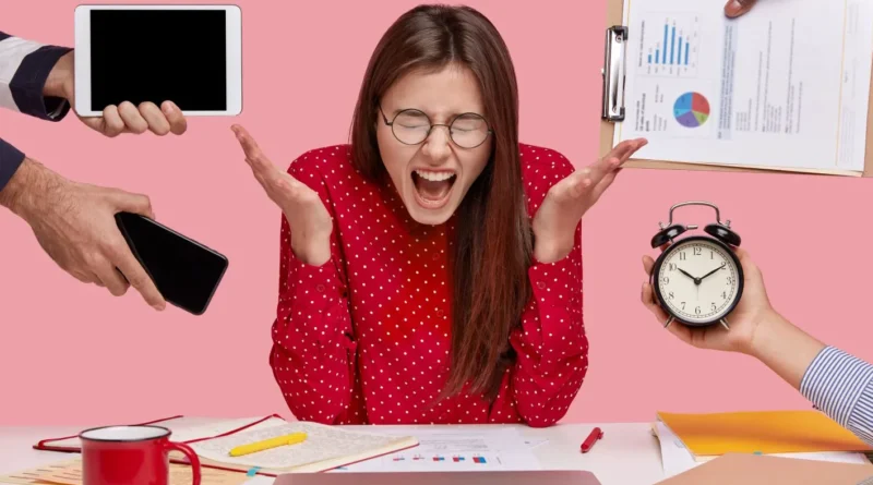 هل الـ Multitasking يزيد إنتاجيتك… أم يسرق تركيزك؟ (فيديو)