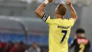عناق خاص بين رونالدو وتريزيغيه يخطف الأنظار بعد مباراة النصر والرياض
