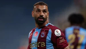 من هو الرجل الضخم الذي يرافق محمد صلاح باستمرار مع طرابزون سبور؟