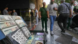 “الإنزال” الاقتصادي على إيران… خيط باكستاني يفتح باب التسوية؟
                         , دولار بـ200 ألف تومان وطوابير بنزين… العقوبات تستنزف جيوب الإيرانيين