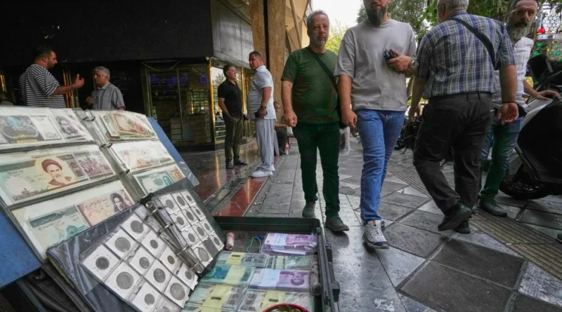 “الإنزال” الاقتصادي على إيران… خيط باكستاني يفتح باب التسوية؟
                         , دولار بـ200 ألف تومان وطوابير بنزين… العقوبات تستنزف جيوب الإيرانيين