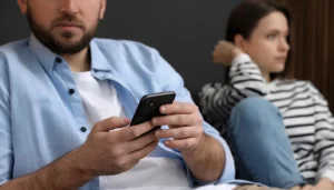 إشعار هاتف غيرك يجعلك تتفقّد هاتفك… ماذا يقول العلم؟