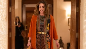 الملكة رانيا تعيد صيحة حزام الخصر إلى الواجهة