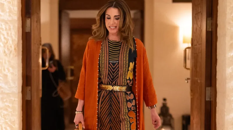 الملكة رانيا تعيد صيحة حزام الخصر إلى الواجهة