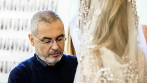 من الأورغانزا إلى البوليستر… ماذا يعني تعاون إيلي صعب وH&M؟