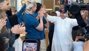 آيفون 18… طوابير طويلة أمام متاجر “أبل” من دبي إلى نيويورك